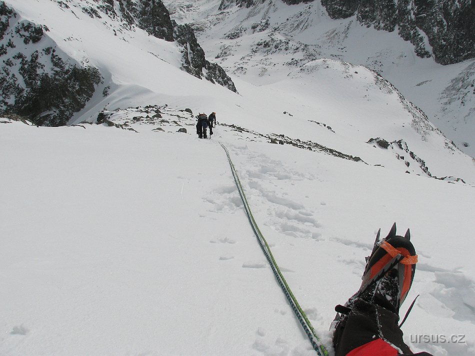 tatry 239.jpg - Po výlezu ze stěny už nás čekalo jen pár desítek metrů chodeckého terénu na vrchol.
